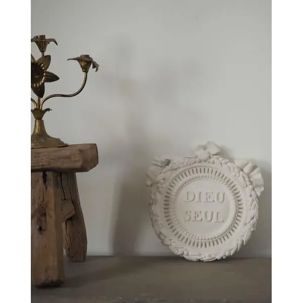 Bas relief Dieu seul