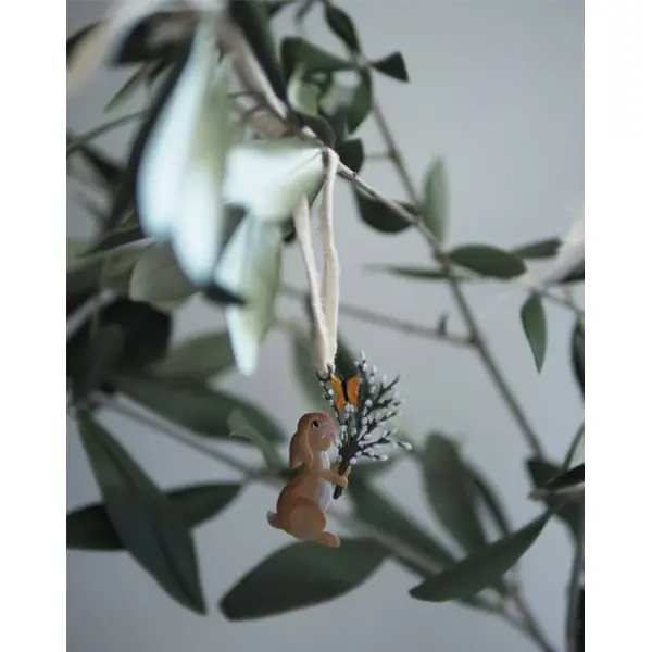 Suspension de Pâques lapin aux branches de chatons