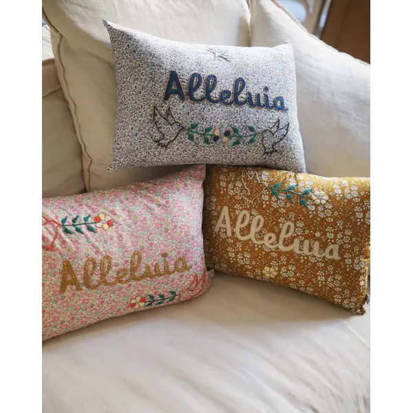 Coussin brodé Alléluia liberty