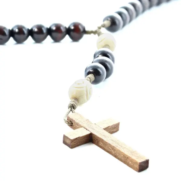 Chapelet corde grains bois et blanc guilloché