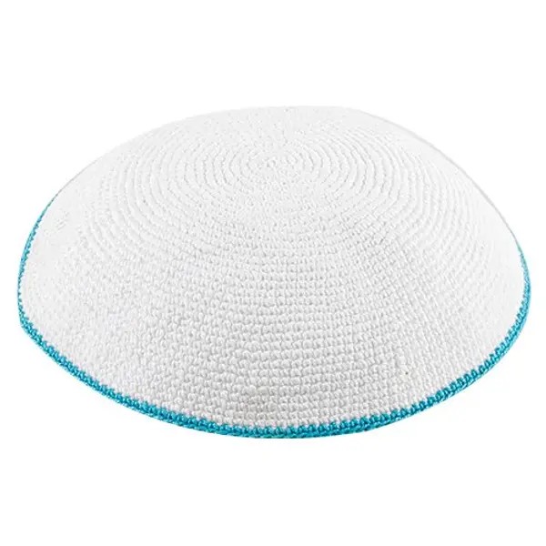 Kippa blanche tricotée DMC avec fine bordure bleu clair - Différentes tailles