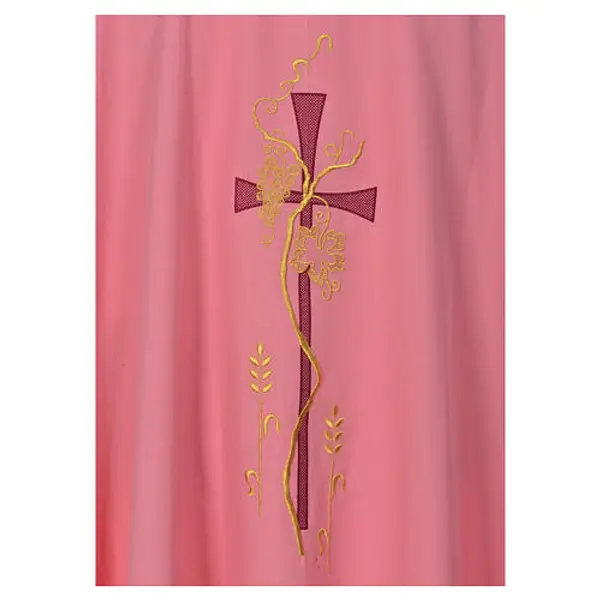 Chasuble rose brodée croix Gamma