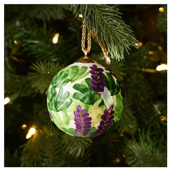Boule de Noël Dellarte Ceramiche fleurs violettes feuilles vertes peintes à la main 8 cm