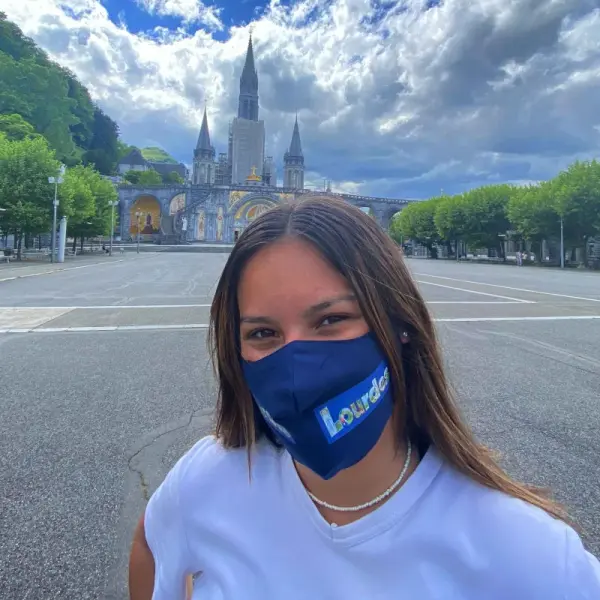 Masque en tissu réutilisable avec l'inscription Lourdes