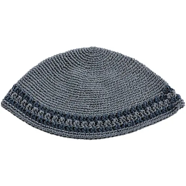 Kippa Frik grise en tricot fait main avec bordure décorative gris foncé