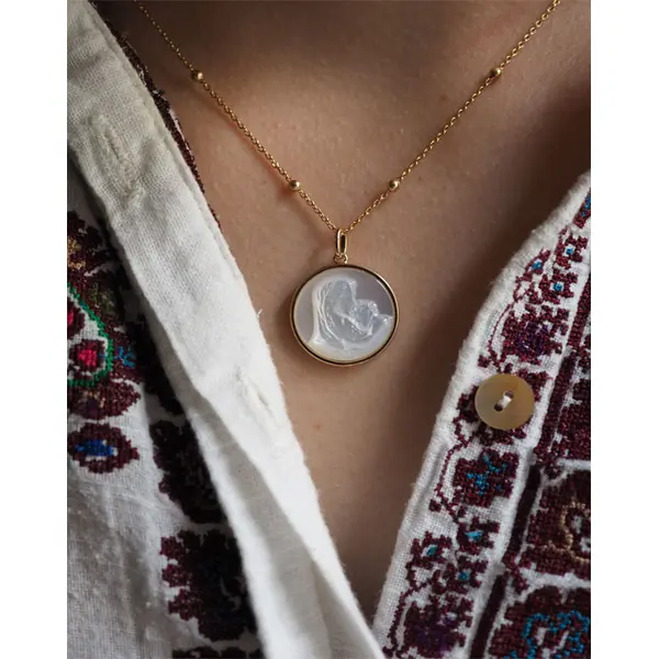 Médaille Ave Maria en nacre - Plaqué Or