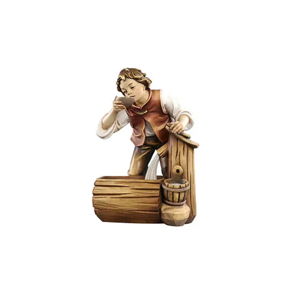 Enfant buvant à une fontaine bois peint Mahlknecht 9,5 cm crèche Val Gardena