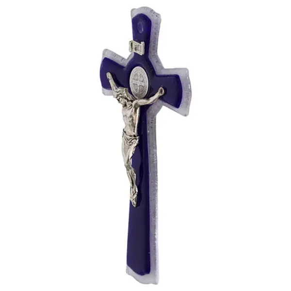 Croix double Saint Benoît verre violet corps métal 16x8 cm