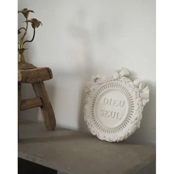 Bas relief Dieu seul